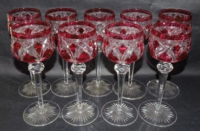 null Neuf verres à vin du Rhin en cristal taillé doublé rouge. H. 19,6 cm