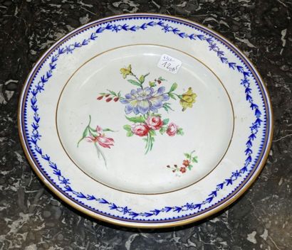 null Assiette en porcelaine tendre à décor de guirlande fleurie en camaïeu bleu st...