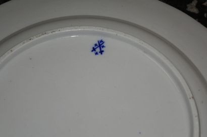 null Assiette en porcelaine tendre à décor de guirlande fleurie en camaïeu bleu st...