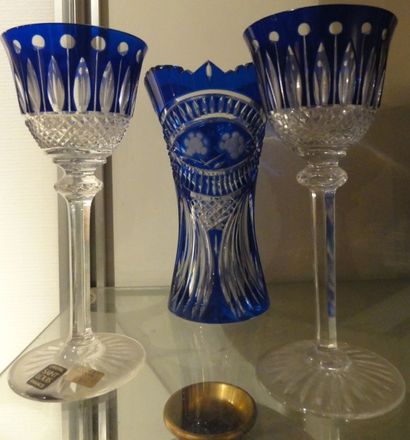 null Deux verres à vin du Rhin en cristal doublé bleu Saint Louis, Modèle Tomi et...