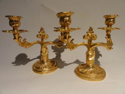 null Une paire de bouts de table en bronze doré style Louis XV