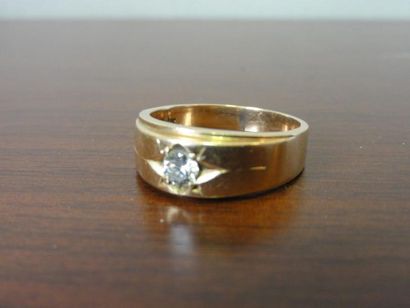 null Bague en or jaune ornée d'un petit diamant Poids brut: 7,2 gr. (soudure)