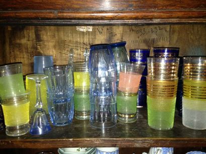null Mannette: Fort lot de verres, partie de service de couleur et divers