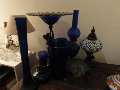 null Mannette: Lot de coupes, lampes, vases en verre teinté bleu