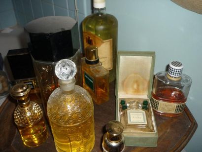 null Mannette: Lot de flacons de parfums anciens