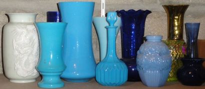 null Mannette: Lot de vases en verre opalin et verre et porcelaine