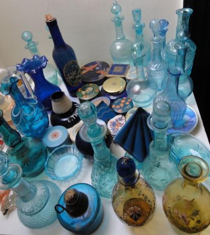 null Mannette: Lot de verrerie bleue vases et flacons