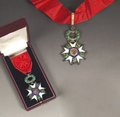 null "Deux décorations militaires : - Etoile d'officier de Légion d'Honneur. Epoque...