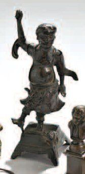 null "Statuette en bronze laqué noir représentant un homme dansant sur une base carrée...