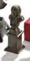 null "Statuette en bronze patiné représentant Rousseau en buste, sur une base cubique...