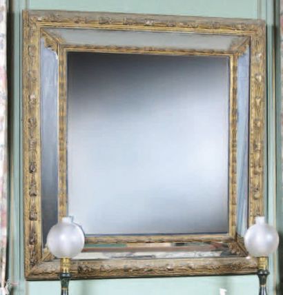 null "Grand miroir rectangulaire, à pare-closes, en bois et stuc doré, à décor de...