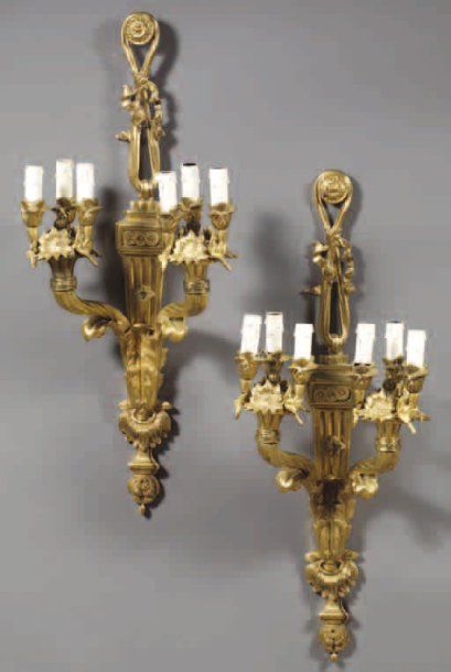 null "Paire d'appliques en bronze doré, ciselé de fleurs, feuillages retenues par...