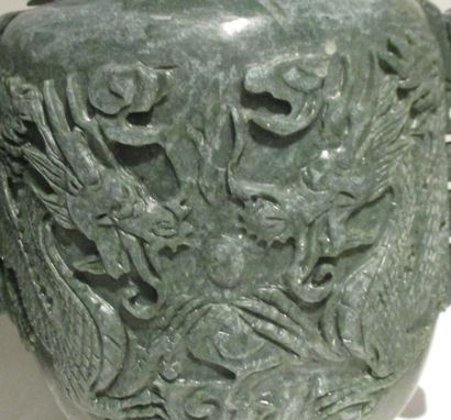 null Une paire de vases en pierre dure à décor de dragon, H 46 cm (accidents)