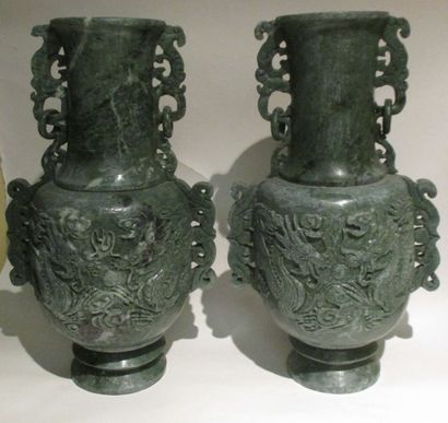 null Une paire de vases en pierre dure à décor de dragon, H 46 cm (accidents)