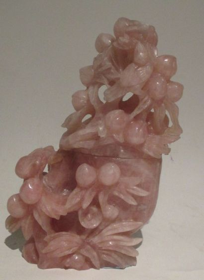 null Un vase couvert en quartz rose figurant des fruits (accidents) H 24 cm