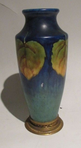 null Fontinelle DAGE vase en faïence à décor polychrome de feuille, monture en bronze...