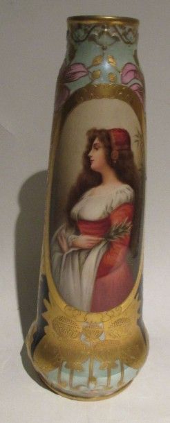 null Vase en porcelaine polychrome et or à décor de jeune fille H: 32 cm