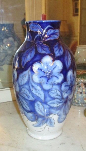 null Vase en porcelaine à décor de fleurs bleues et dorées, Limoges Camille THARAUD...