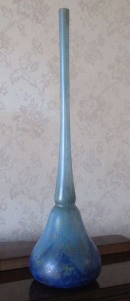 DAUM Nancy Berluze en verre camaieu bleu H: 53.5 cm