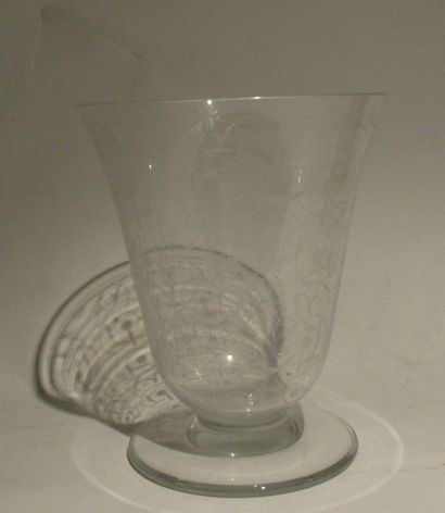 BACARRAT Vase à décor gravé de rinceau, H 18cm
