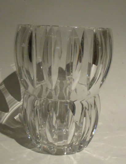 BACCARAT Vase en cristal H: 18 cm (petites egrenures à l'intérieur du col)