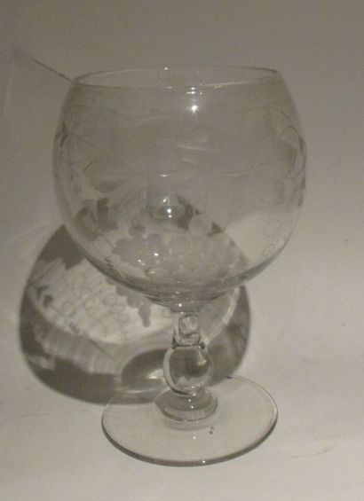 null Un grand vase sur pied en cristal à décor gravé de raisins, H 26 cm