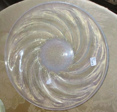 null Coupe en verre moulé à décor de poisson Diam: 30 cm