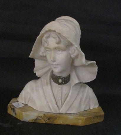 null Buste en marbre représentant une jeune femme au chapeau, socle en onyx accidenté...