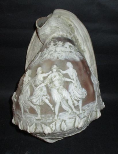 null Coquillage sculpté en camée de scènes antiques, Italie XIXème s.