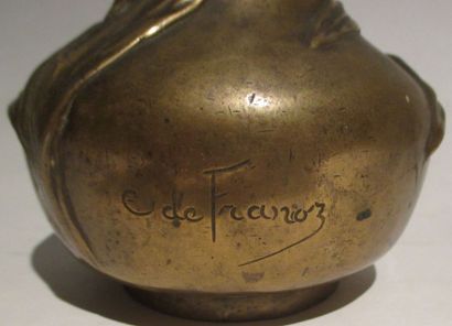 E de FRAVROZ Vase globulaire en bronze à décor de felurs H: 16 cm