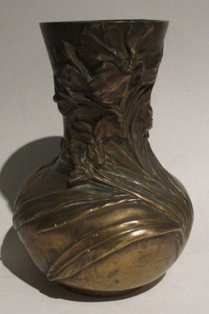 E de FRAVROZ Vase globulaire en bronze à décor de felurs H: 16 cm