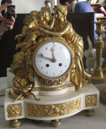 null Pendule en marbre blanc et bronze doré ornée d'une femme et d'Eros Style Louis...