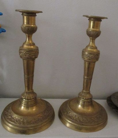null Paire de bougeoirs en bronze doré style Louis XVI H: 28 cm