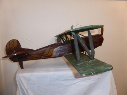null Modèle réduit d'un aéroplane en bois peint H: 24 L: 74 P: 75 cm.