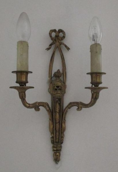 null Paire d'appliques en bronze à deux lumières style Louis XVI H: 37 cm
