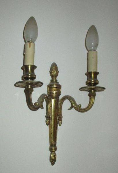 null Paire d'appliques en bronze à deux lumières style Louis XVI H: 29 cm(*)