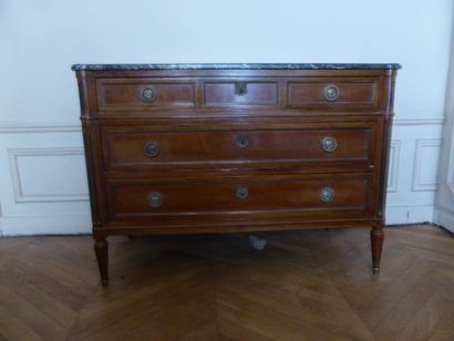 null Commode en bois naturel à trois tiroirs, plateau marbre, style Louis XVI H:...