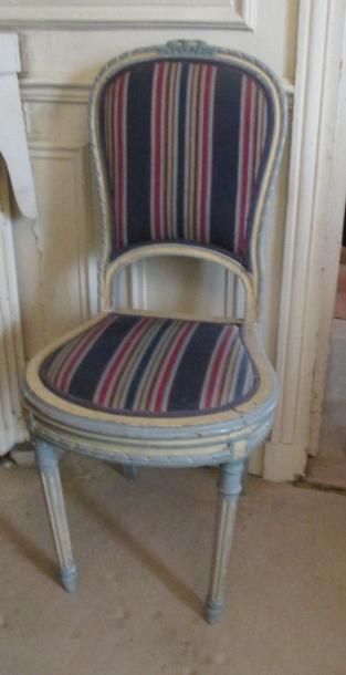 null Chaise à dossier droit en bois rechampi beige te bleu style Louis XVI (acci...