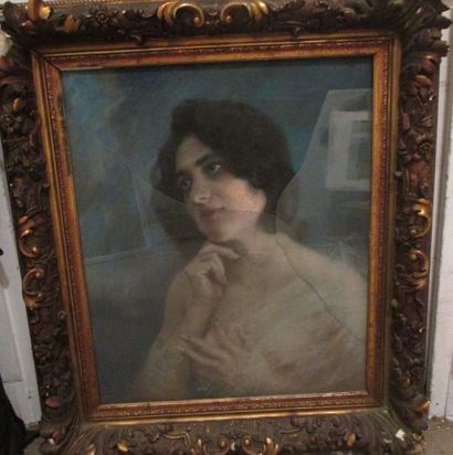 Ecole Française vers 1900 Portrait de femme Pastel encadré (glace accidentée) 55x47...