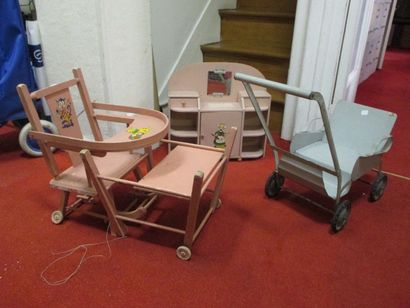 null Lot de mobilier de poupée dépareillé: un lit en bois imitation bambou avec sa...