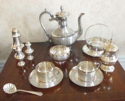 null Lot en métal argenté comprenant:une théière, un bol, deux tasses et sous tasses,...
