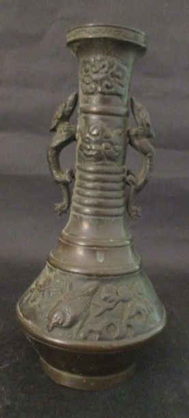 null Vase à deux anses en bronze patiné marron. Chine H: 17 cm.
