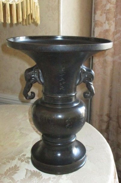 null Vase à deux anses en frome d'éléphnat en bronze patiné marron Chine H: 32 c...