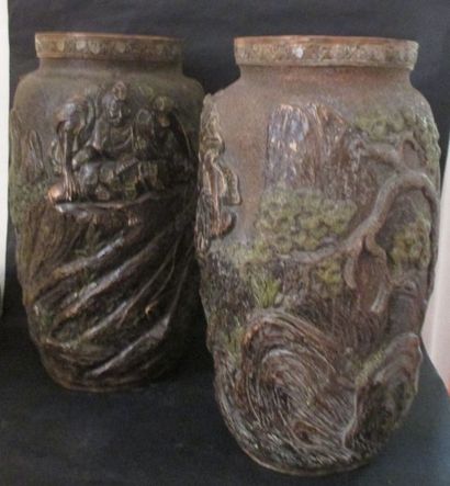 null Paire de vases en terre cuite vernissée, décor en relief de personnages, pics...