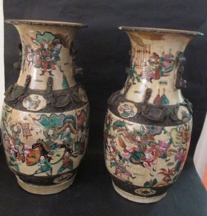 null Paire de vases en faïence à décor polychrome de scènes guerrières, Nankin XXème...