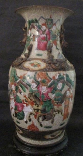 null Grand vase en faïence de Nankin à décor de guerrier. H: 35 cm.