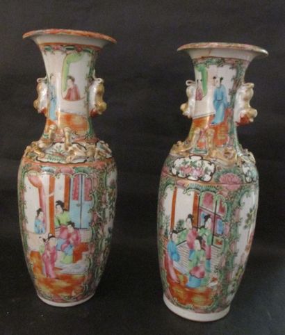 null Paire de vases en porcelaine polychrome et doré à décor de scènes familiales,...