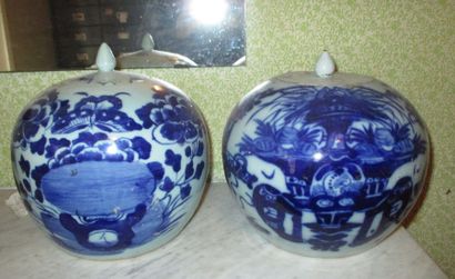 null Paire de potiches couvertes en porcelaine à décor bleu turquoise Chine (accidenst...