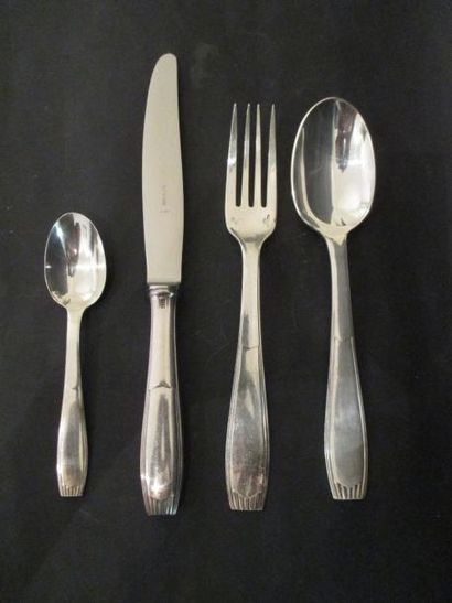 null Ménagère en métal argenté, vers 1930, la spatule godronnée, comprenant: douze...