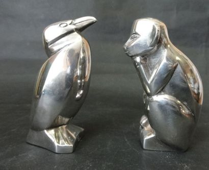null Paire de salerons en métal argenté, figurant un pingouin et un singe. GALLIA,...